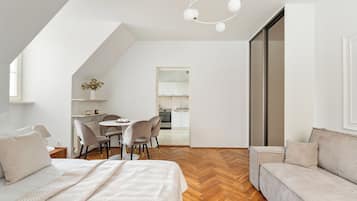 Comfort Studio Suite, 1 Double Bed with Sofa bed, Bathtub | Living area