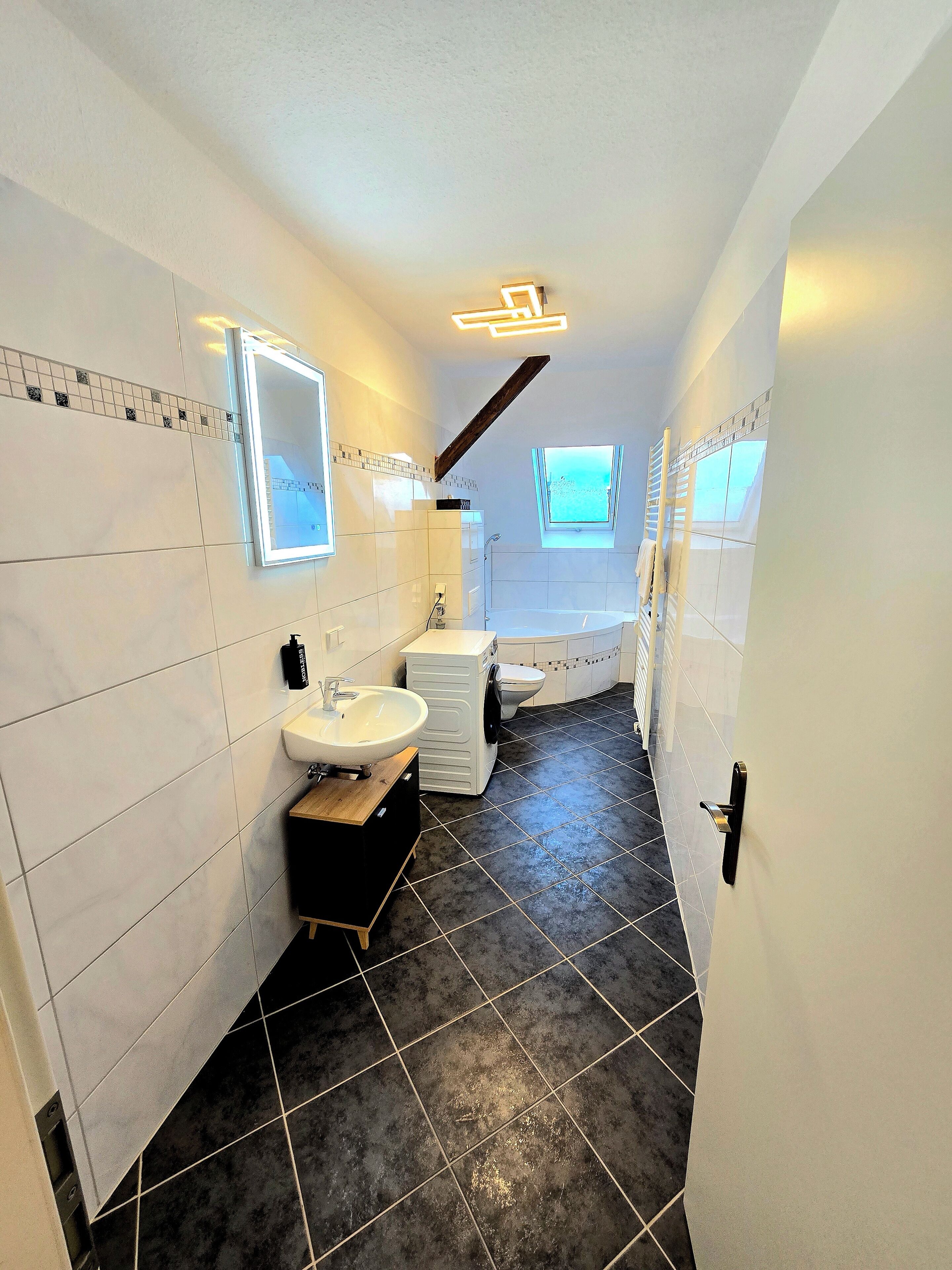 Haartrockner, Handtücher, Seife, Shampoo