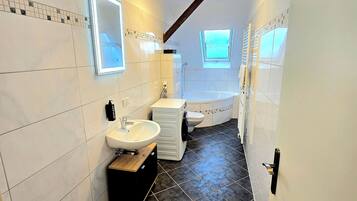 Haartrockner, Handtücher, Seife, Shampoo