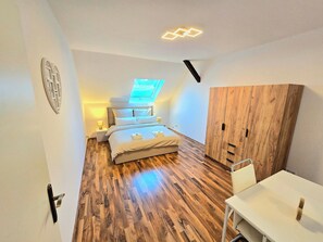 Tabla de planchar con plancha, wifi gratis, ropa de cama