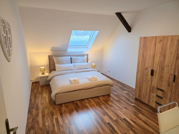 Tabla de planchar con plancha, wifi gratis, ropa de cama