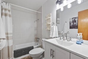 Sèche-cheveux, serviettes fournies, savon, papier toilette