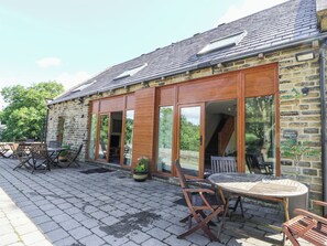 Outdoor dining - Victoria Wood View (Hebden Bridge)