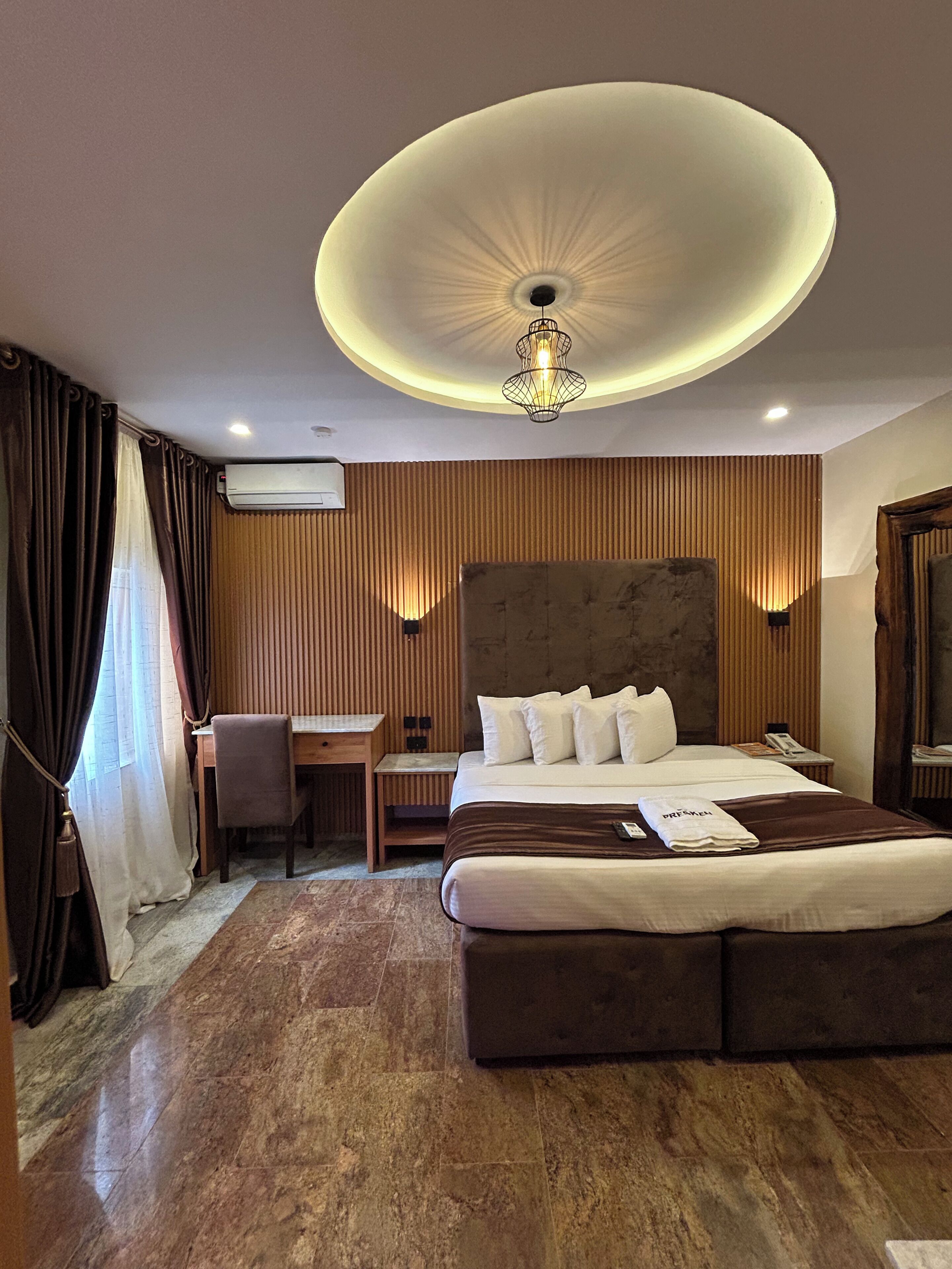 Escritorio, espacio para trabajar con laptop y wifi gratis 