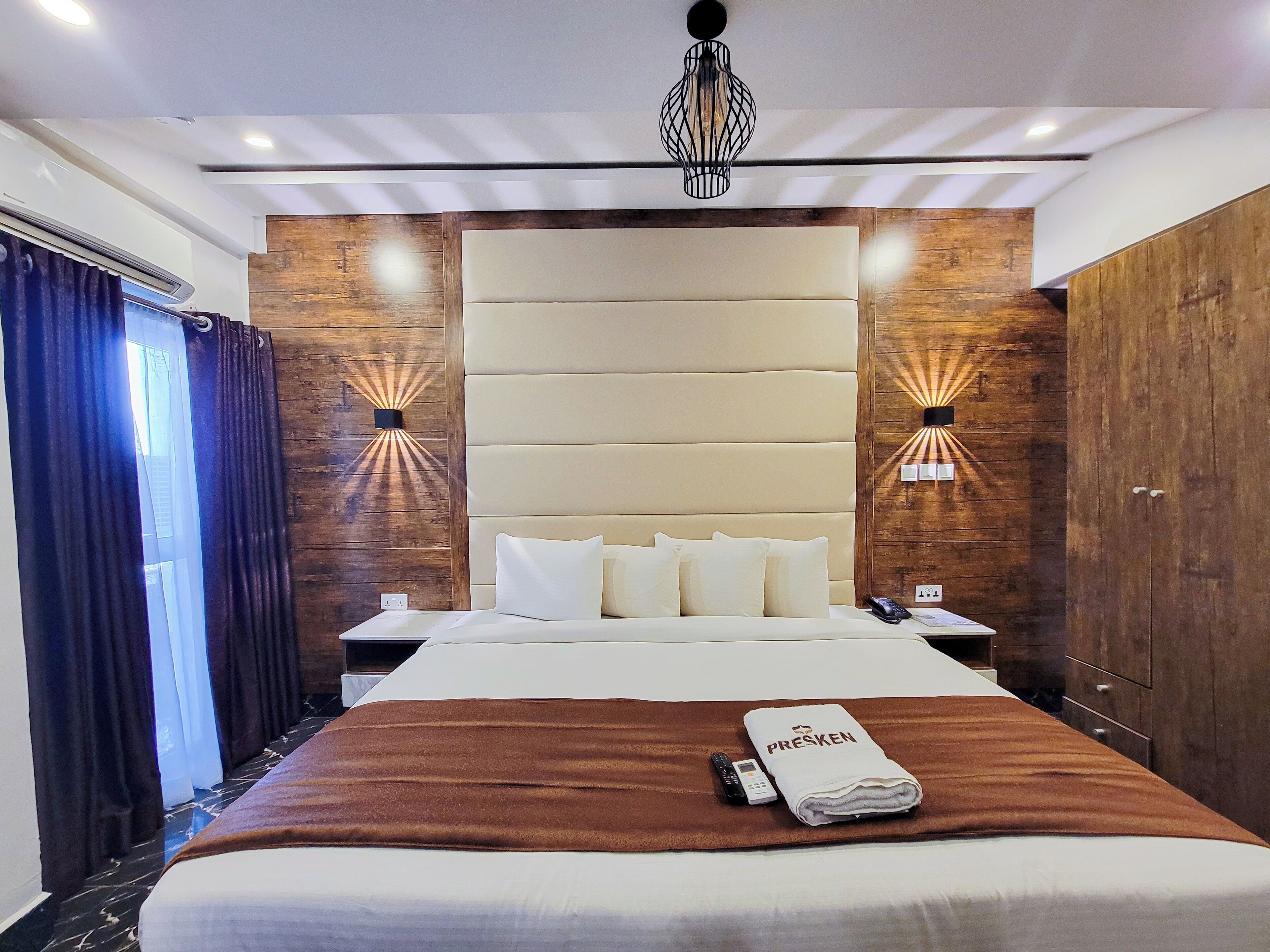 Desk, laptop workspace, free WiFi