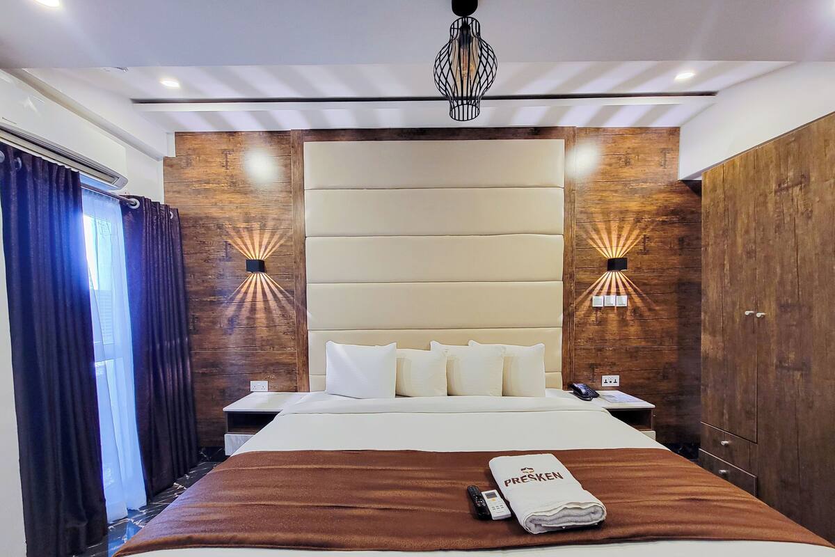 Desk, laptop workspace, free WiFi