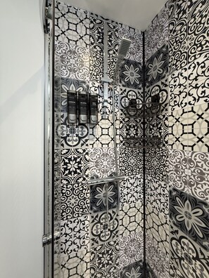 Douche, serviettes fournies