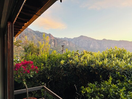 Beautiful 5 bedroom Villa in Tepoztlan,Heated Pool, PetFriendly.