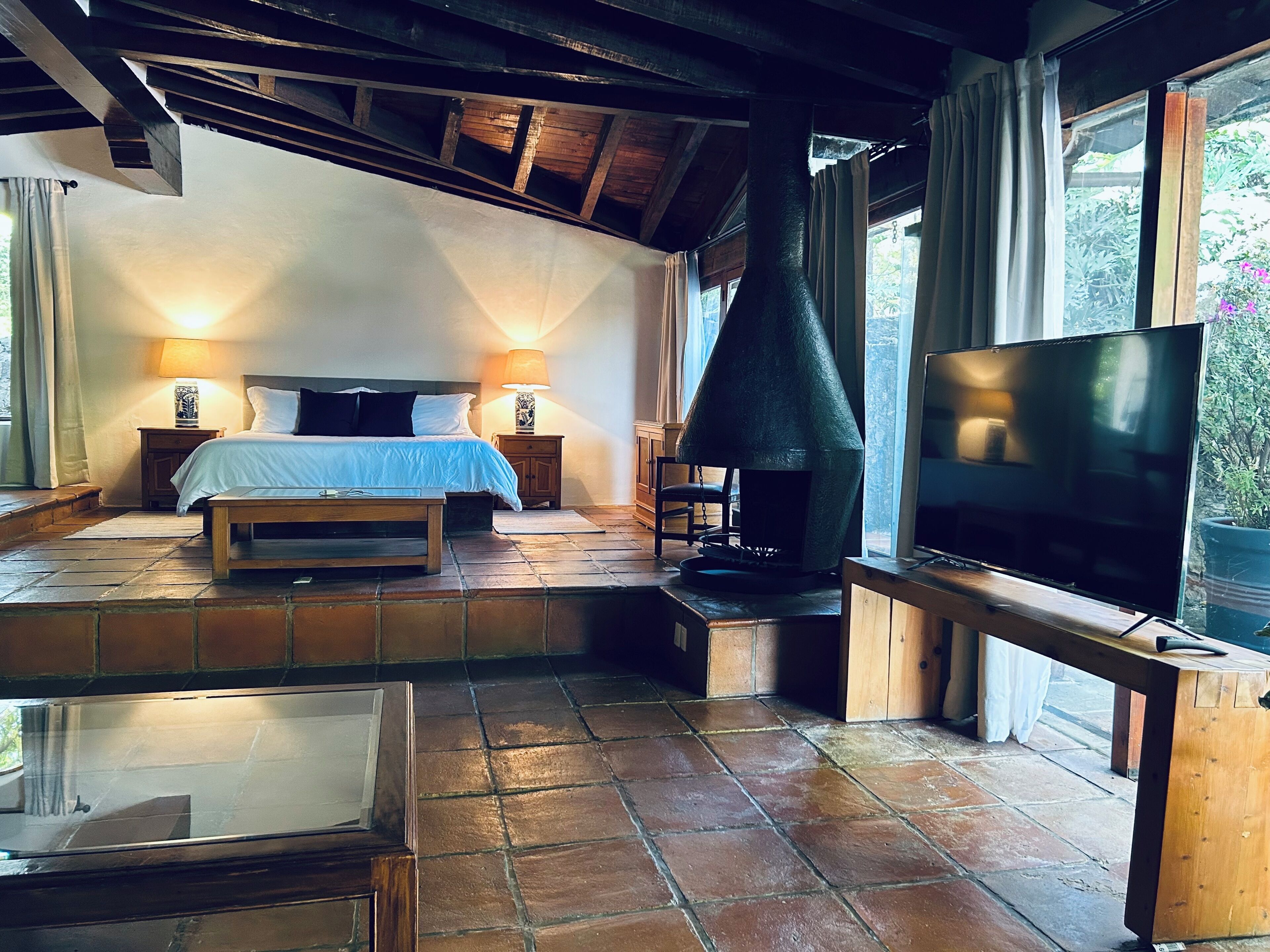 5 bedrooms, iron/ironing board, WiFi, bed sheets