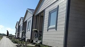 Una hilera de casas de una sola planta con un sendero en frente.