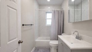 Ein kleines Badezimmer mit Toilette, Dusche und Waschbecken.