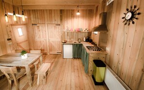 Kühlschrank, Herdplatte, Wasserkocher mit Kaffee-/Teezubehör