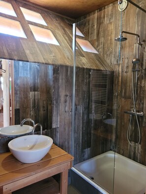 Bathroom - Wooden Lodge Victor de Vos | Slapen in een echte boomhut! (Rijen)
