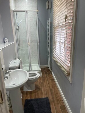 Secador de pelo, toallas