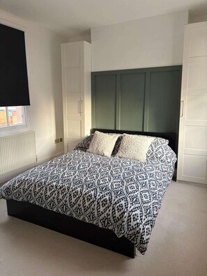 Tabla de planchar con plancha, wifi y ropa de cama 