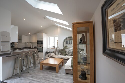 Fabulous 3-bedroom apartment with a WOW factor in vibrant Brighton and Hove