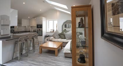 Fabulous 3-bedroom apartment with a WOW factor in vibrant Brighton and Hove