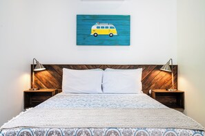 Een strijkplank/strijkijzer, reisbedje, wifi, beddengoed