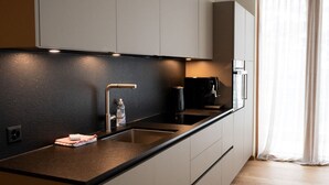 Kaffetrakter/tekoker, kjøleskap, ovn og oppvaskmaskin
