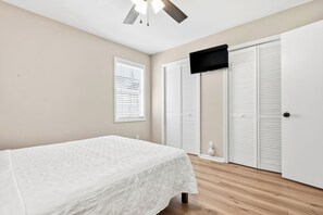 Tabla de planchar con plancha, internet y ropa de cama 