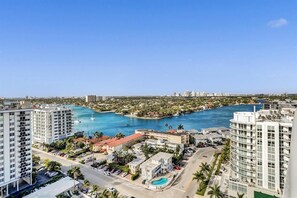 Exterior - LUXURIOUS BEACHFRONT CONDO ON THE 18TH FLOOR WITH SPECTACULAR OCEAN VIEWS !!! (Fort Lauderdale)