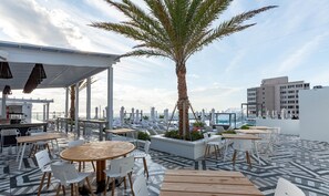 Outdoor dining - LUXURIOUS BEACHFRONT CONDO ON THE 18TH FLOOR WITH SPECTACULAR OCEAN VIEWS !!! (Fort Lauderdale)