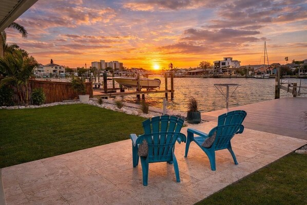 Terrace/patio - Waterfront Escape - Beach + Golf Cart + Family Memories - Indian Rocks Beach, FL (Indian Rocks Beach)