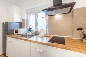 Micro-ondes, plaque de cuisson, cafetière/bouilloire, grille-pain