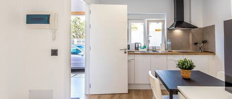 Mikrobølgeovn, kokeplater, kaffetrakter/tekoker og brødrister