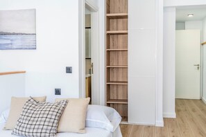 Een strijkplank/strijkijzer, wifi, beddengoed