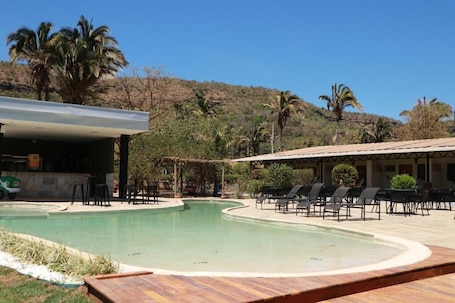 Una piscina al aire libre. Pousada Casa de Naná