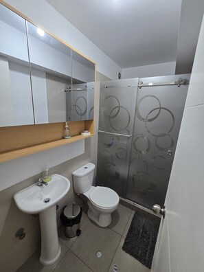 Serviettes fournies, savon, shampoing, papier toilette