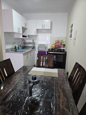 Kühlschrank, Ofen, Geschirrspüler, Wasserkocher