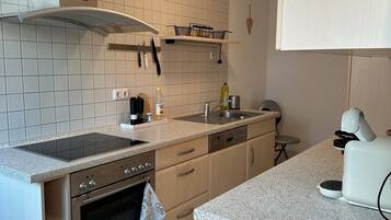 Fridge, oven, stovetop, dishwasher