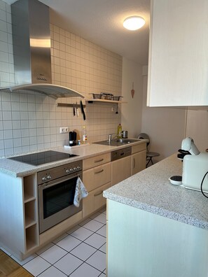Frigorífico, horno, placa de cocina y lavavajillas