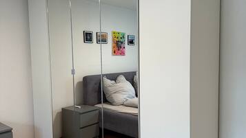 Iron/ironing board, WiFi, bed sheets