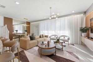 TV, video games - 826 Windsor Island 14 guests 5Bdrs pool + jacuzzi (Davenport)