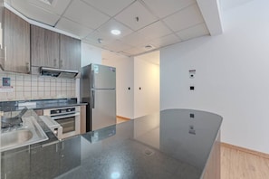 Wasserkocher mit Kaffee-/Teezubehör, Kühlschrank, Mikrowelle, Ofen