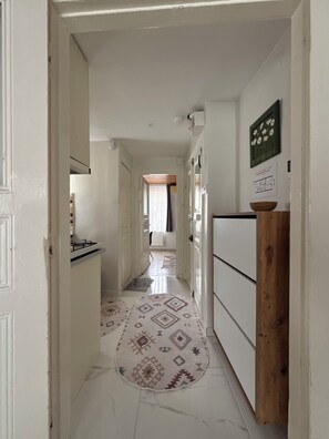 Interior - Stay in the Heart of İstanbul – Modern 1+1 Apartment with Balcony & City View (İstanbul)