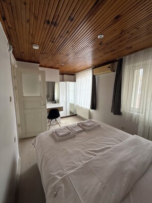 Iron/ironing board, WiFi, bed sheets - Stay in the Heart of İstanbul – Modern 1+1 Apartment with Balcony & City View (İstanbul)