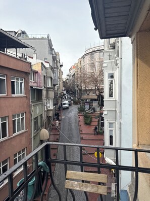 Property grounds - Stay in the Heart of İstanbul – Modern 1+1 Apartment with Balcony & City View (İstanbul)