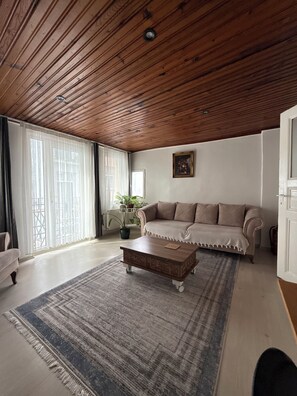 Living area - Stay in the Heart of İstanbul – Modern 1+1 Apartment with Balcony & City View (İstanbul)