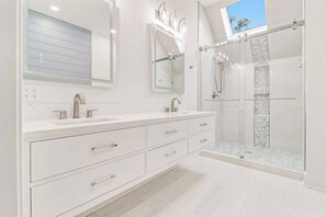 Shower, hair dryer, towels - Private Marshfront Oasis w/ Pool & Sunset Views (Hilton Head Island)