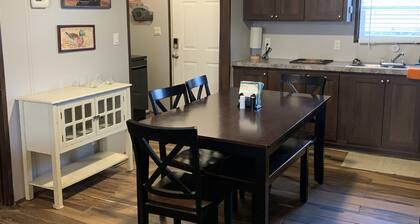 Spacious 4-bedroom mobile home across road from Reelfoot Lake with AC