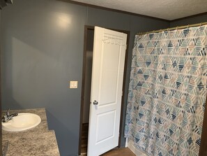 Shower, towels, toilet paper - Spacious 4-bedroom mobile home across road from Reelfoot Lake with AC (Hornbeak)