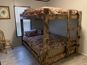 4 bedrooms, internet, bed sheets