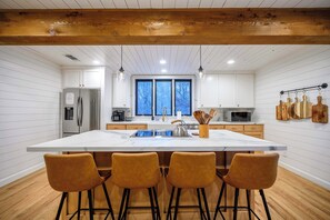 Fridge, microwave, oven, stovetop - Sleeps 18 - Hot Tub - Playground - Games - Firepit (Broken Bow)