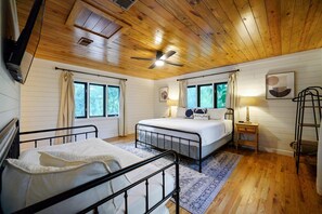 4 bedrooms, desk, iron/ironing board, travel cot - Sleeps 18 - Hot Tub - Playground - Games - Firepit (Broken Bow)