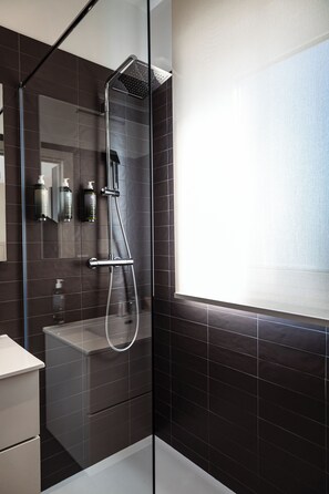Double Room | Bathroom | Shower, hair dryer, slippers, towels - D'Stay (Bari)