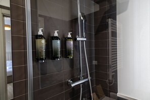 Kahden hengen huone | Kylpyhuoneen mukavuudet | Suihku, hiustenkuivaaja, tohvelit, pyyhkeet